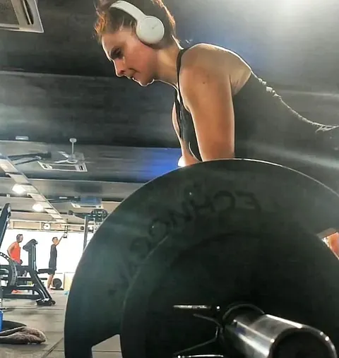 Ana Giménez GipsyTrainer mujer levantando pesas
